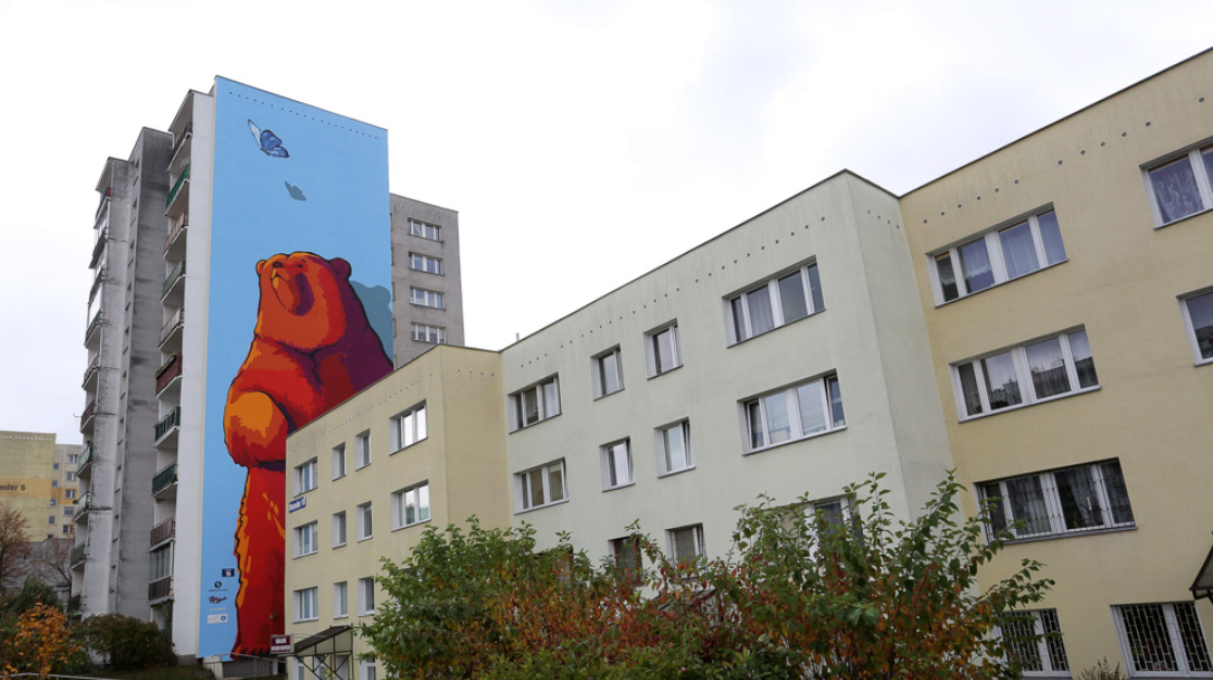 Композиция "Медведь и бабочка" в Варшаве.