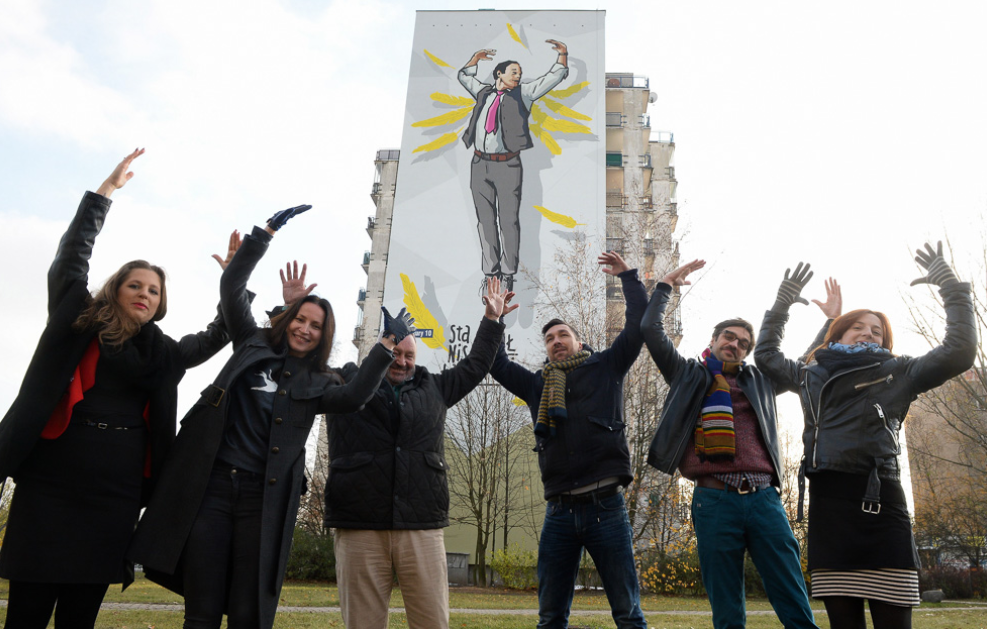 Герой польского сериала на стене и его создатели-художники на переднем плане.