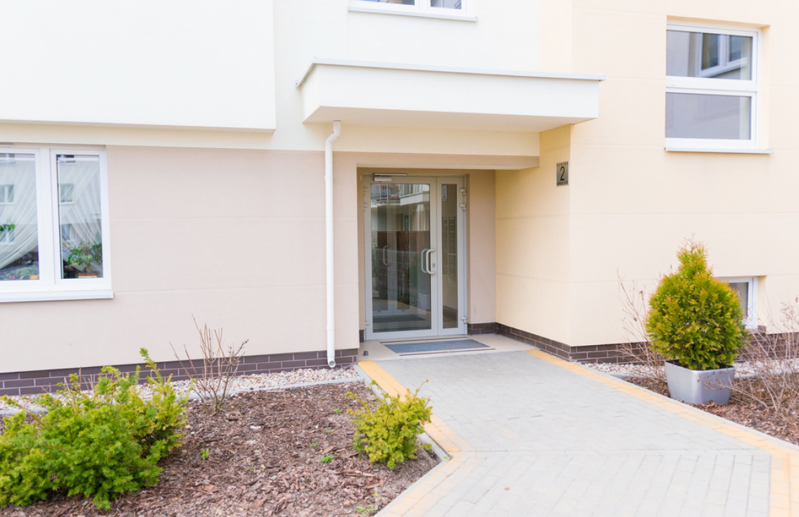 Вход в подъезд в Варшаве.