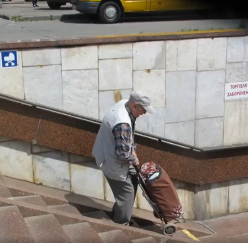 Пенсіонери з візками у переході.