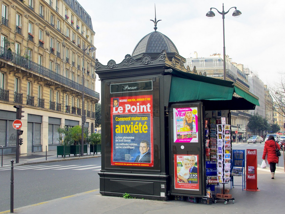 Газетний кіоск у Парижі. | Фото: frenchmoments.eu