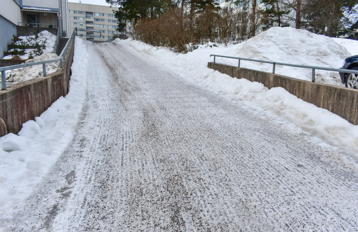 Посыпать улицы зимой гранитной крошкой: что стоит взять в пример Киеву у Европы.