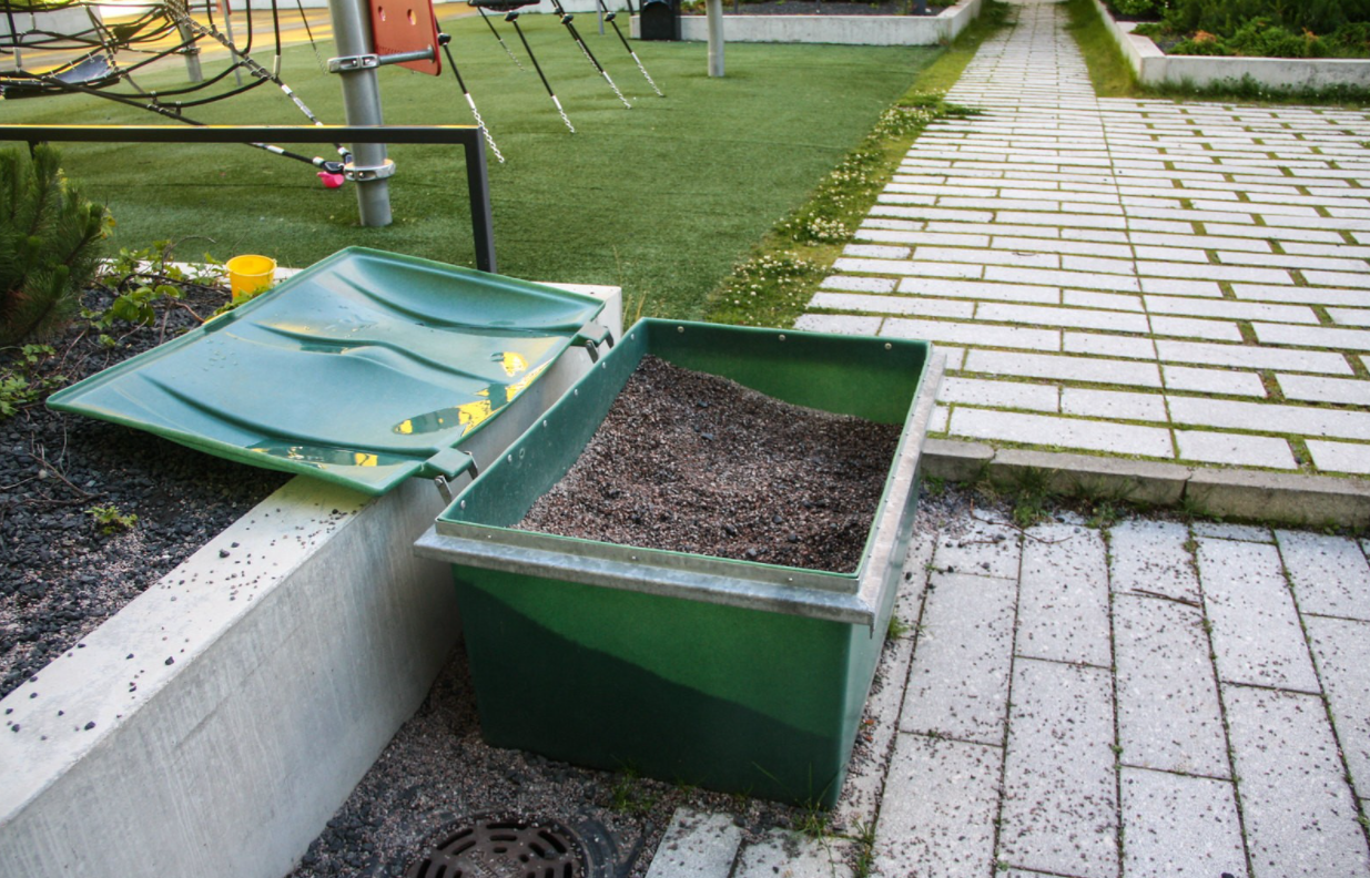 Посыпать улицы зимой гранитной крошкой: что стоит взять в пример Киеву у Европы.