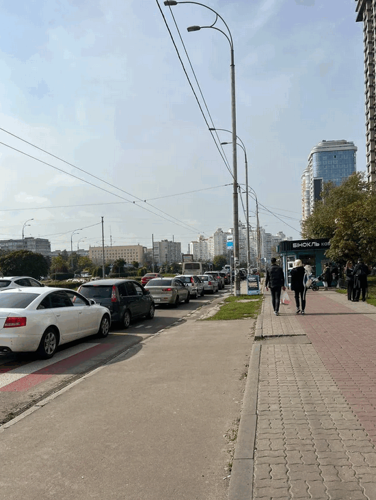 Черга з авто до МакДоналдс.