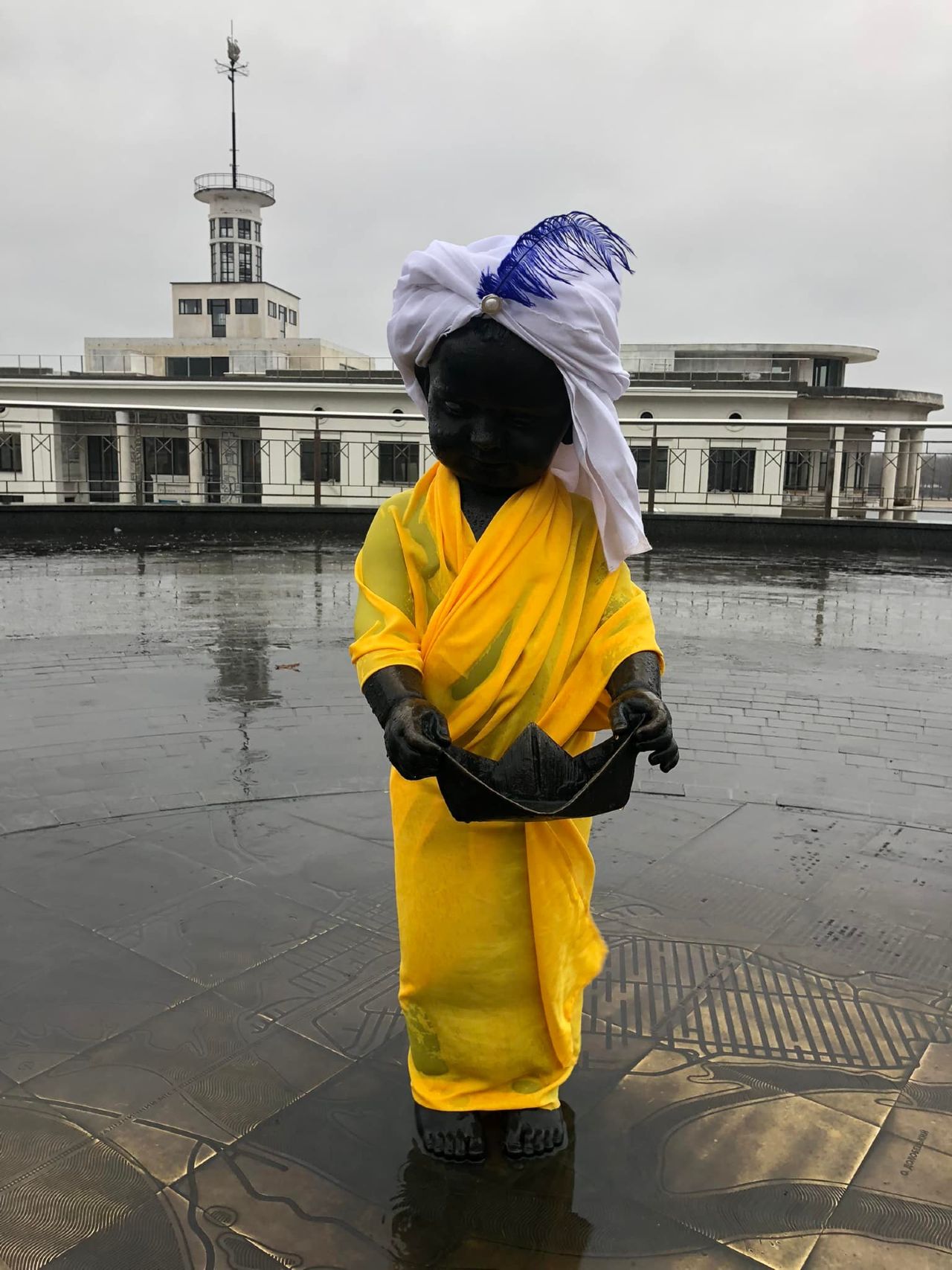 К Новому году преобразился памятник малышам-основателям Киева на Подоле