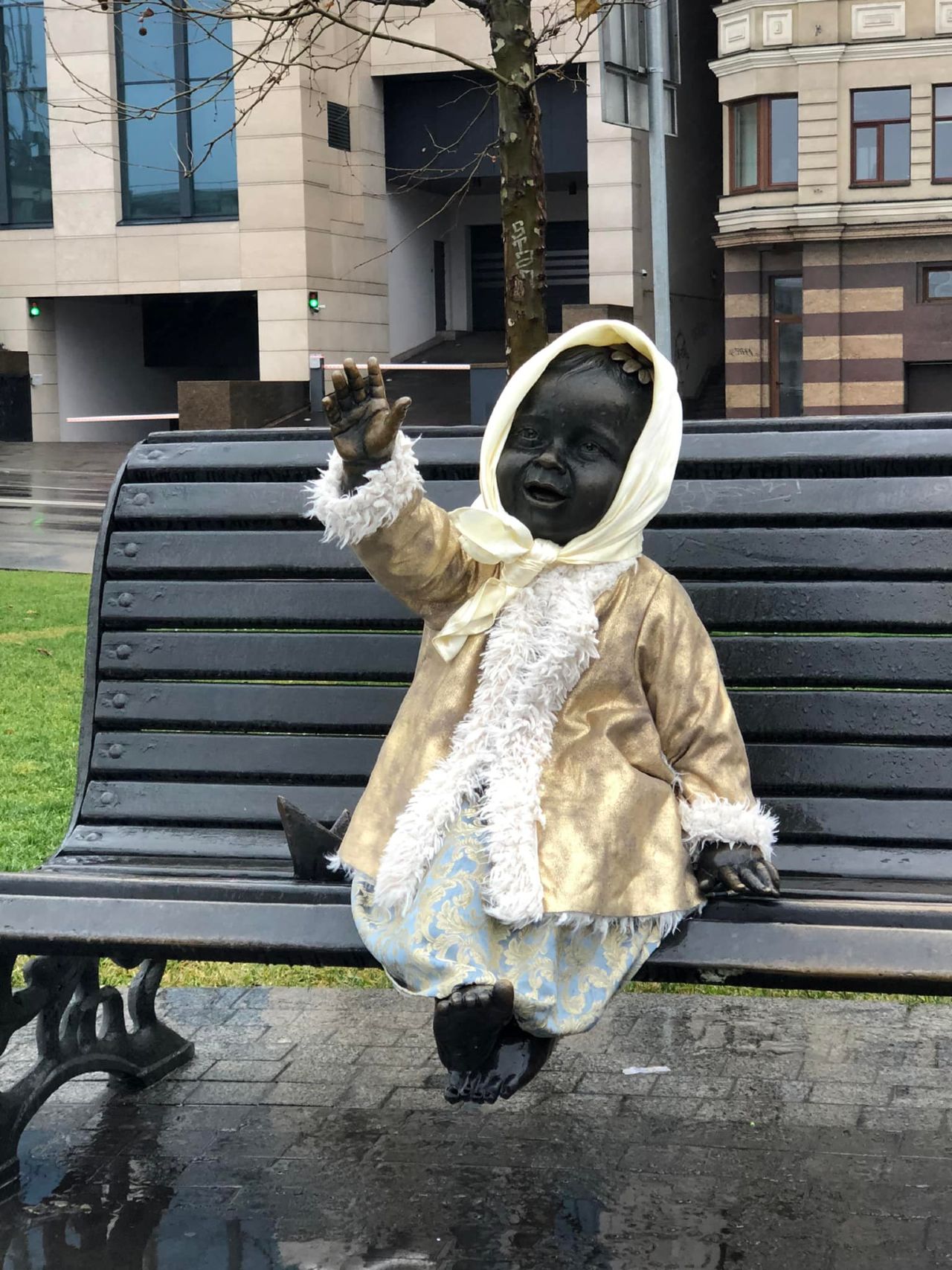 К Новому году преобразился памятник малышам-основателям Киева на Подоле