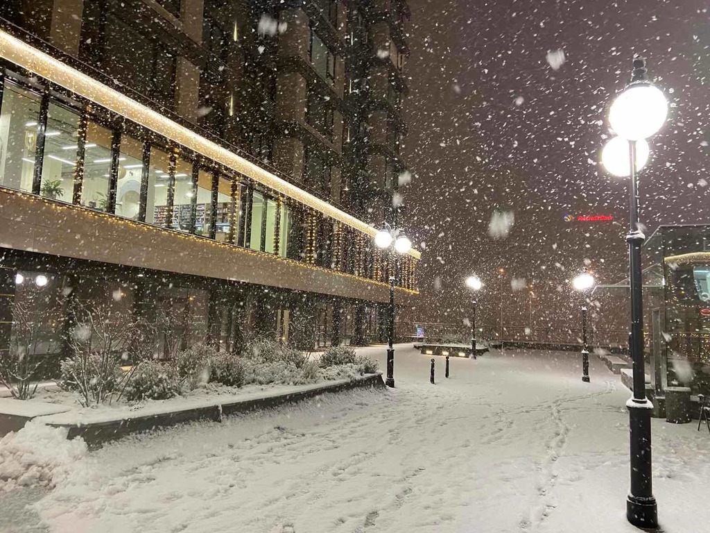 В Киеве начался снегопад и вид улиц преобразился.