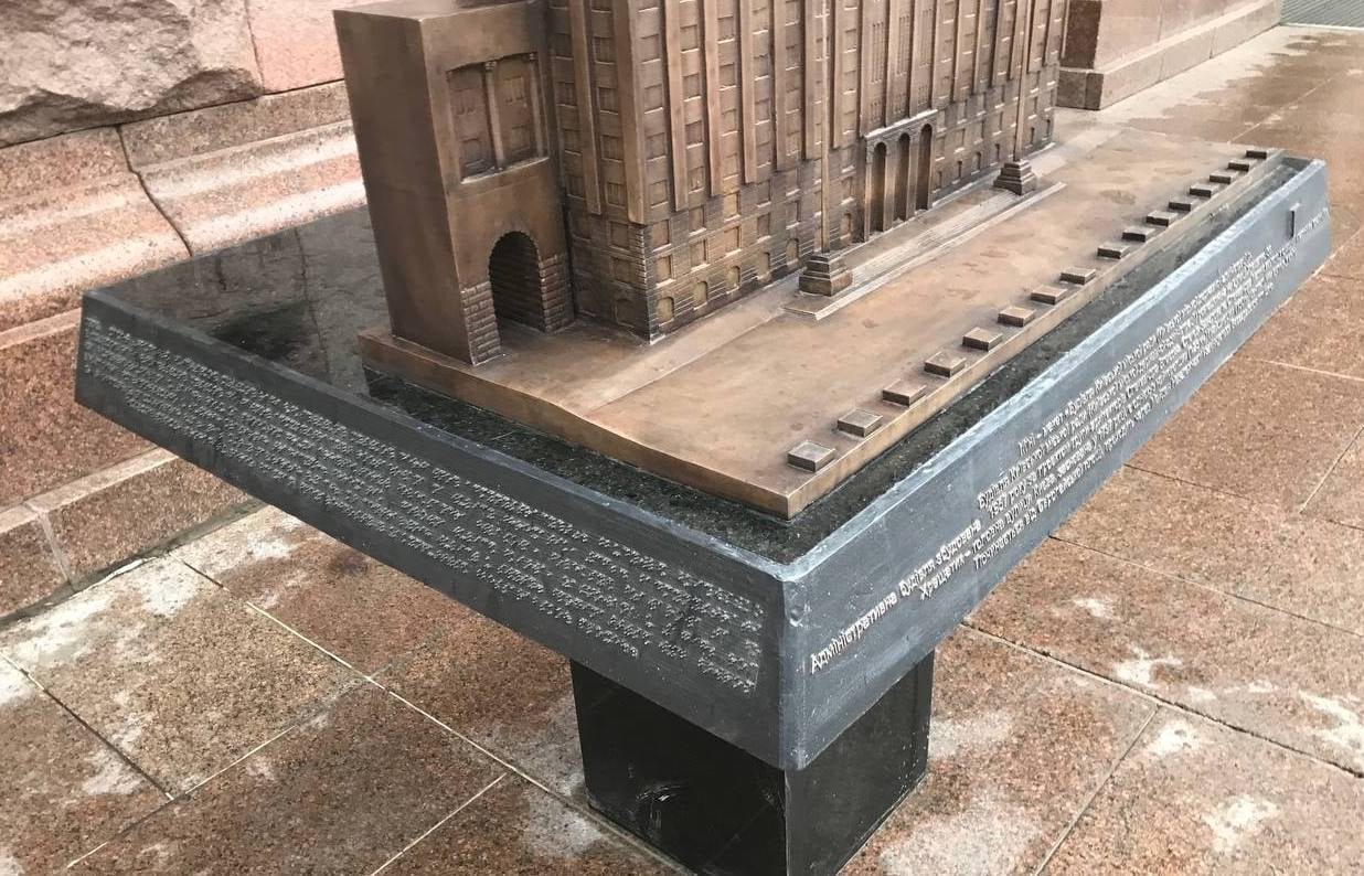 Перед зданием киевской мэрии появилась ее уменьшенная копия