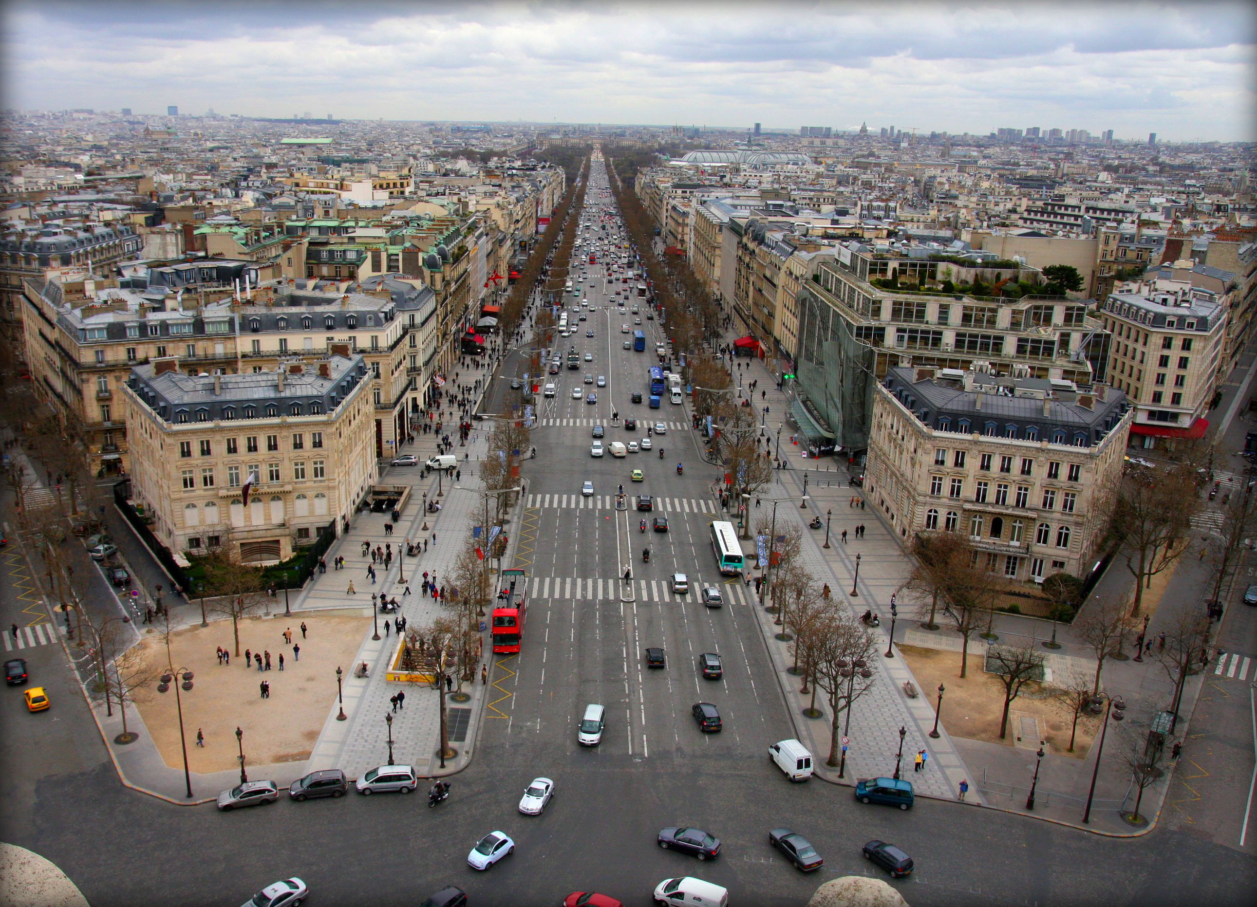 Елисейские Поля в Париже - с множеством наземных переходов. || Фото: wikipedia.org