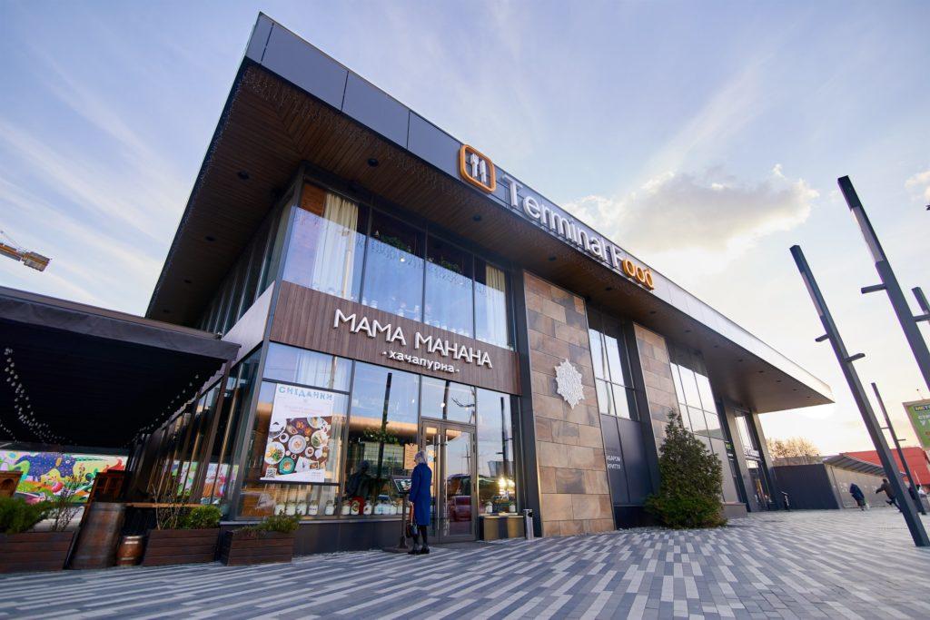 Торгові точки у Південного терміналу у Києві.