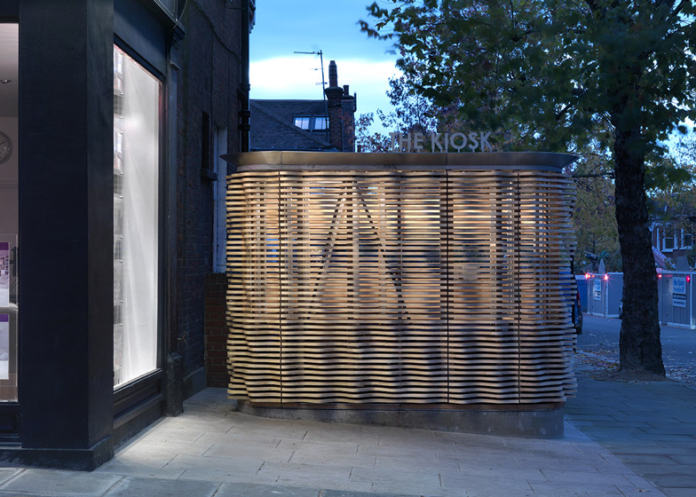 Квітковий кіоск у Лондоні.