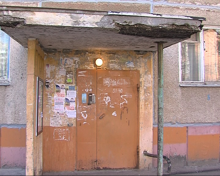 Типичный вход в подъезд в Киеве.