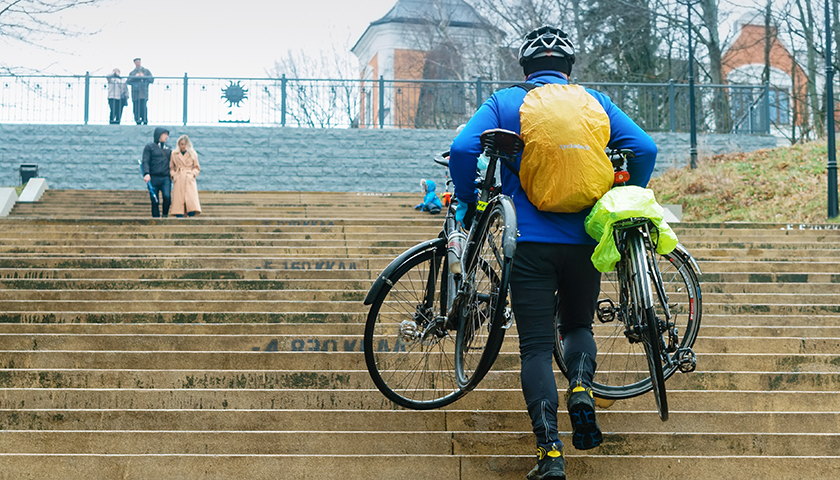 Велосипед треба тягнути на собі.