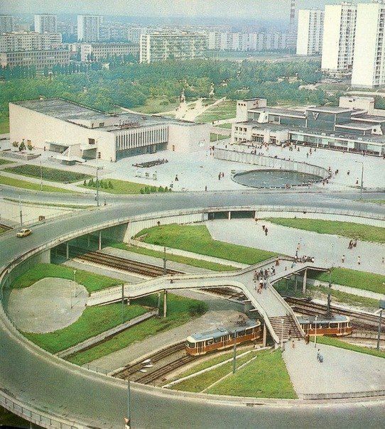 Вид на центральну частину Борщагівки біля зупинки