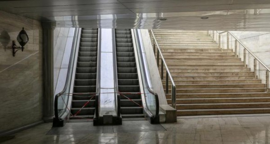 Підземний перехід з ескалаторами до Баку.