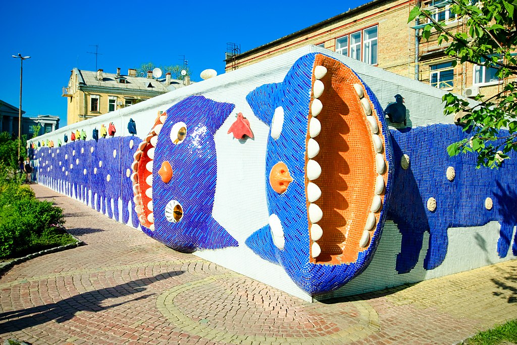 Кошка-сороконожка на Пейзажной аллее.