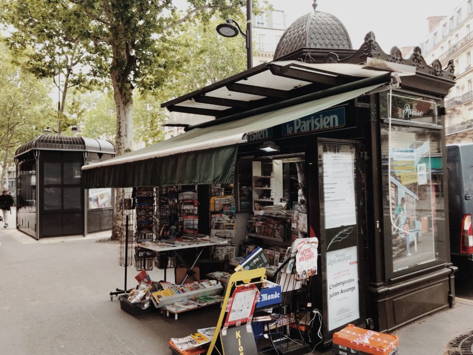 Газетний кіоск у Парижі.