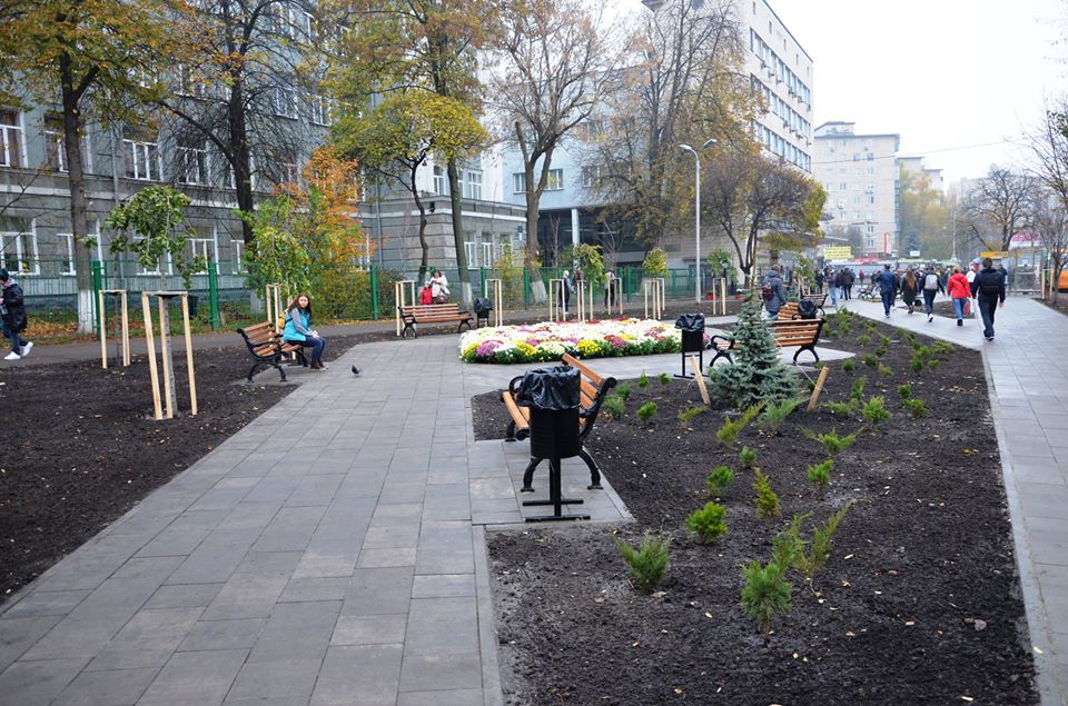Сквер на місці торгових кіосків біля метро