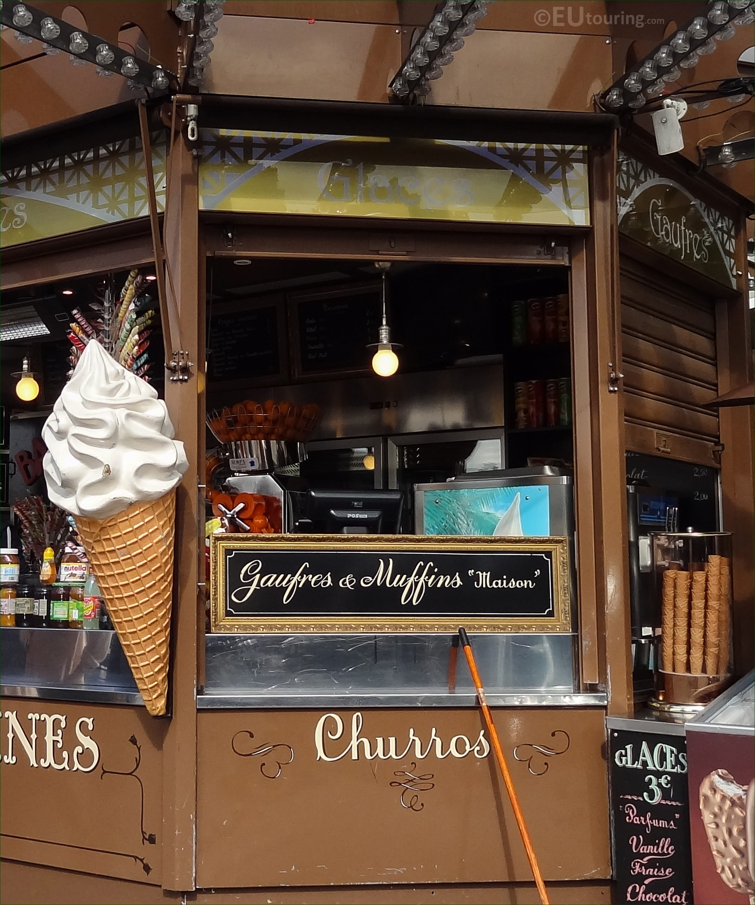 Парижский киоск по продаже сладостей. || Фото: eutouring.com