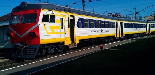 Отремонтированная городская электричка в Киеве.