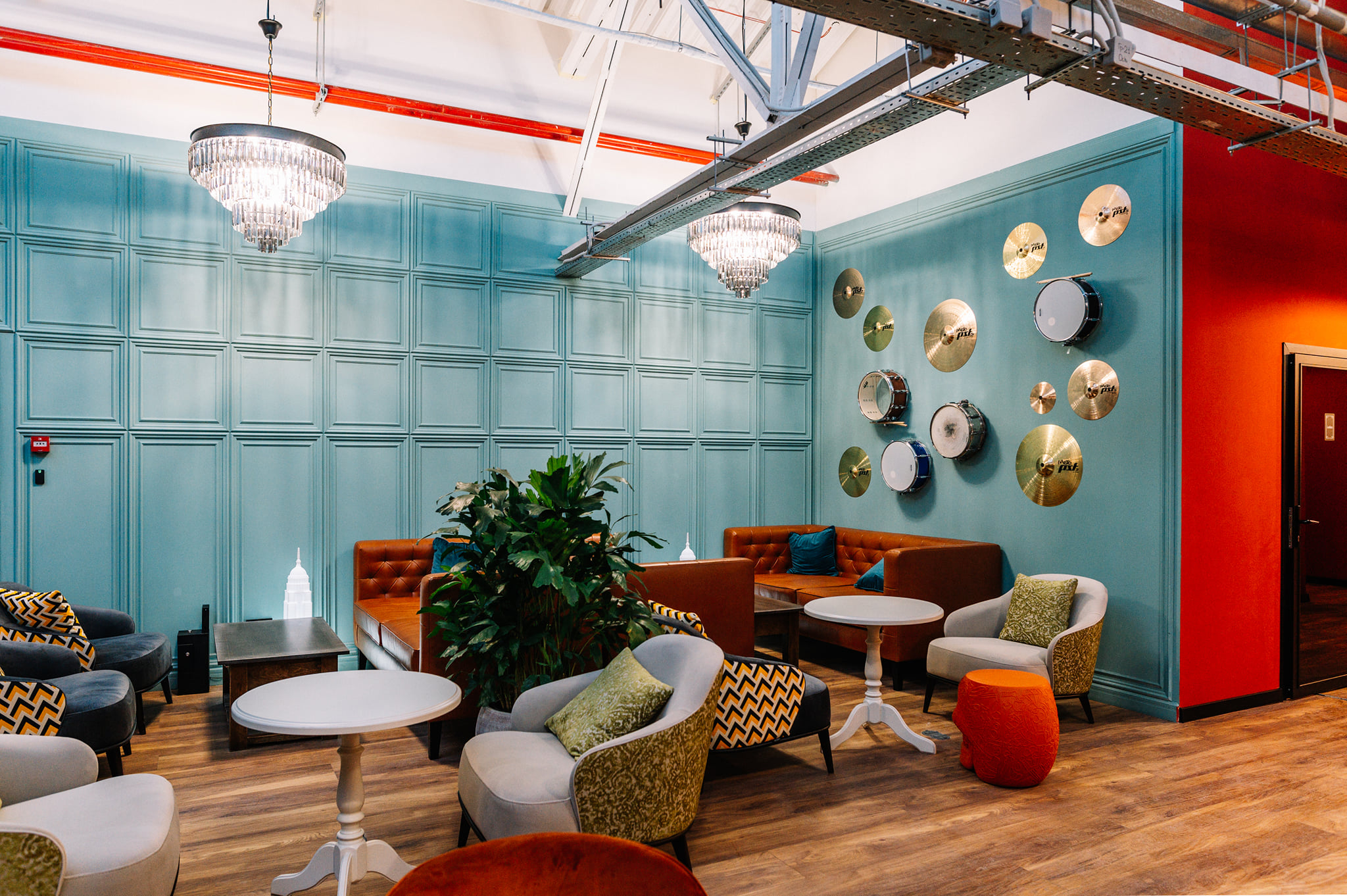 У метро "Арсенальная" открылся коворкинг с оригинальными интерьерами фото 1