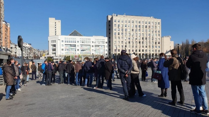 Страсти вокруг вакцинации: на выходных наблюдались огромные очереди на прививку фото 1