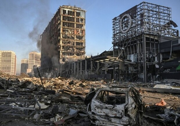 ТЦ после российского обстрела.