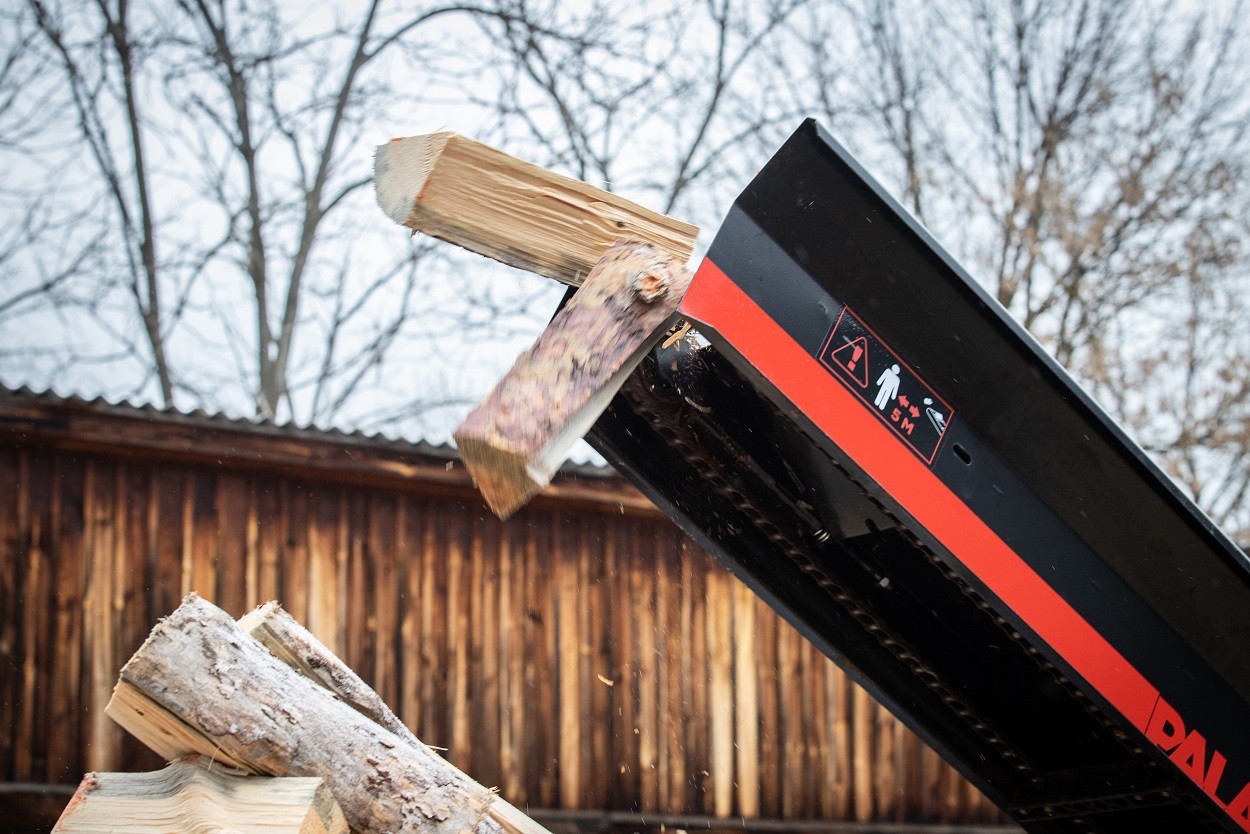 У Києві з'явився свій дровокол для використання в "пунктах незламності" - фото та відео фото 1