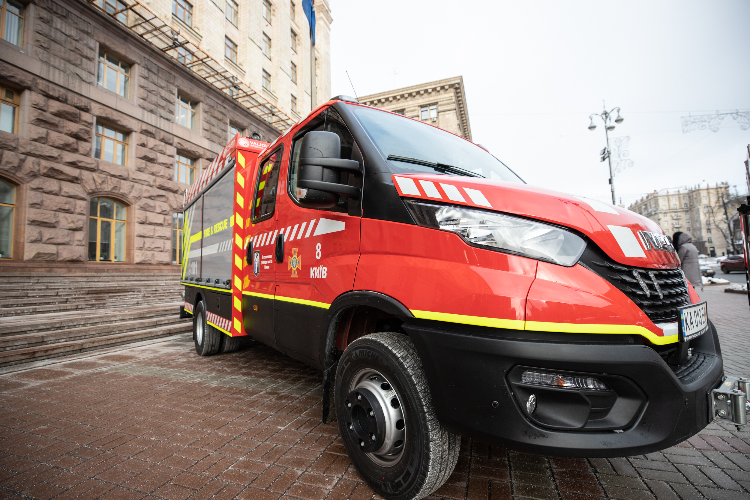 Киевские спасатели получили от мэрии новую технику и снаряжение