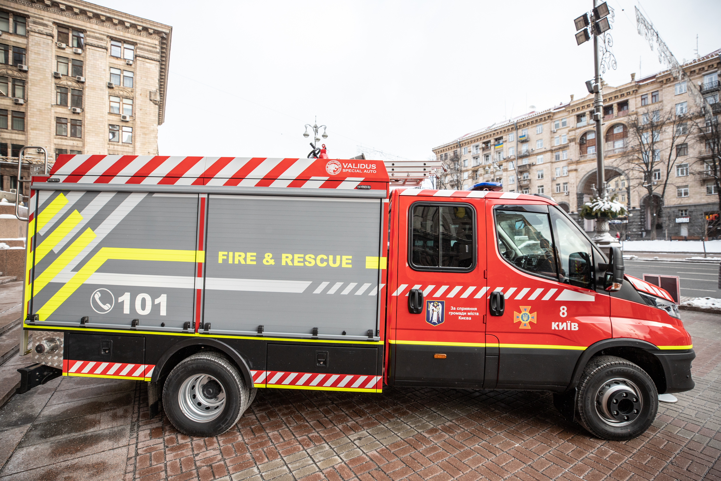 Киевские спасатели получили от мэрии новую технику и снаряжение