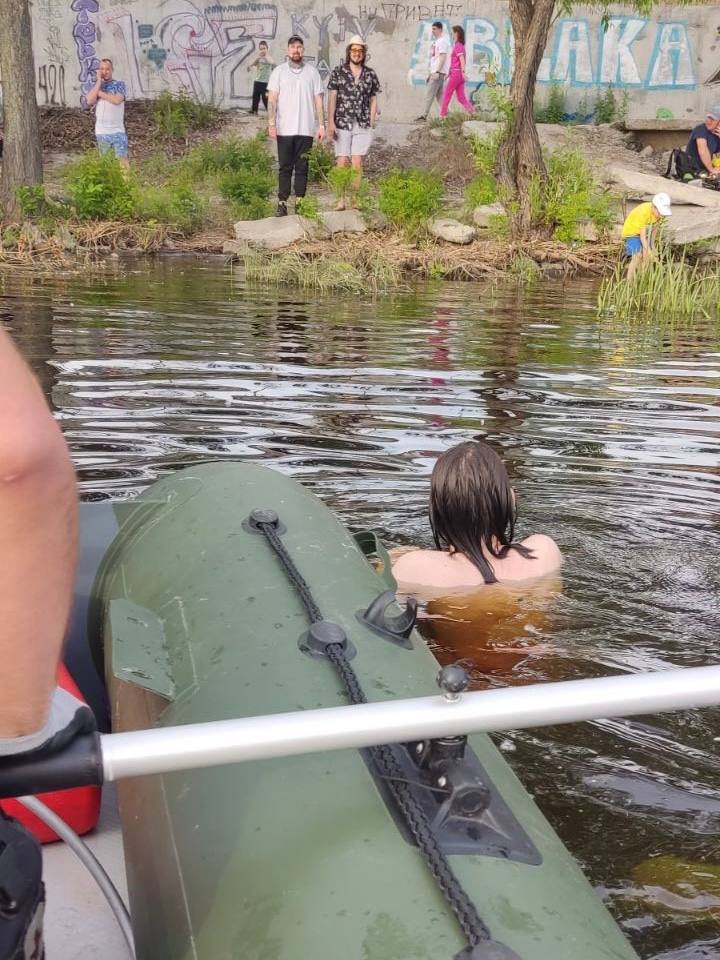 Чоловік у Києві вирішив переплисти Дніпро і мало не потонув фото 2 1