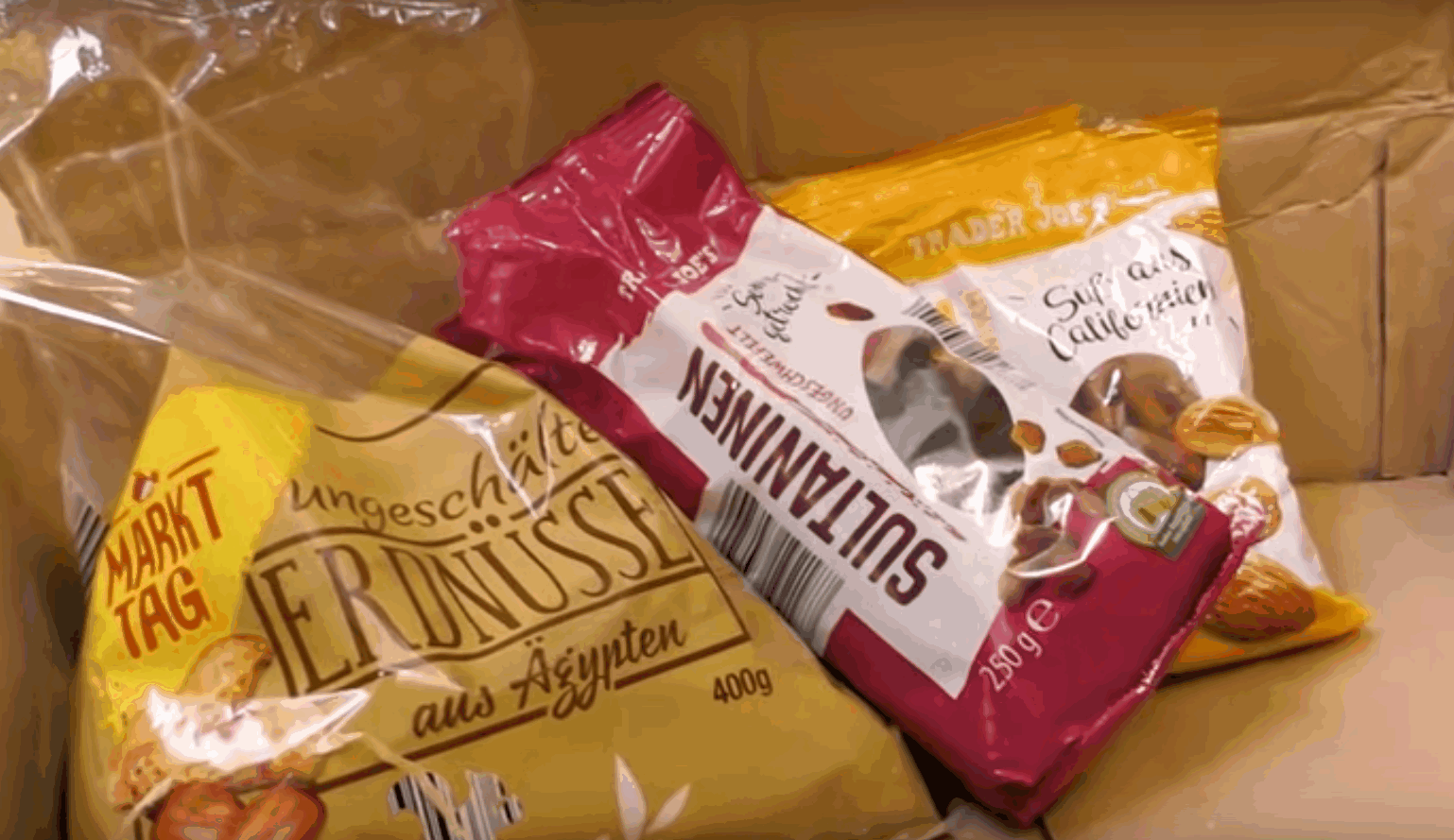 Единственная в Украине горилла Тони получила подарок из Германии.