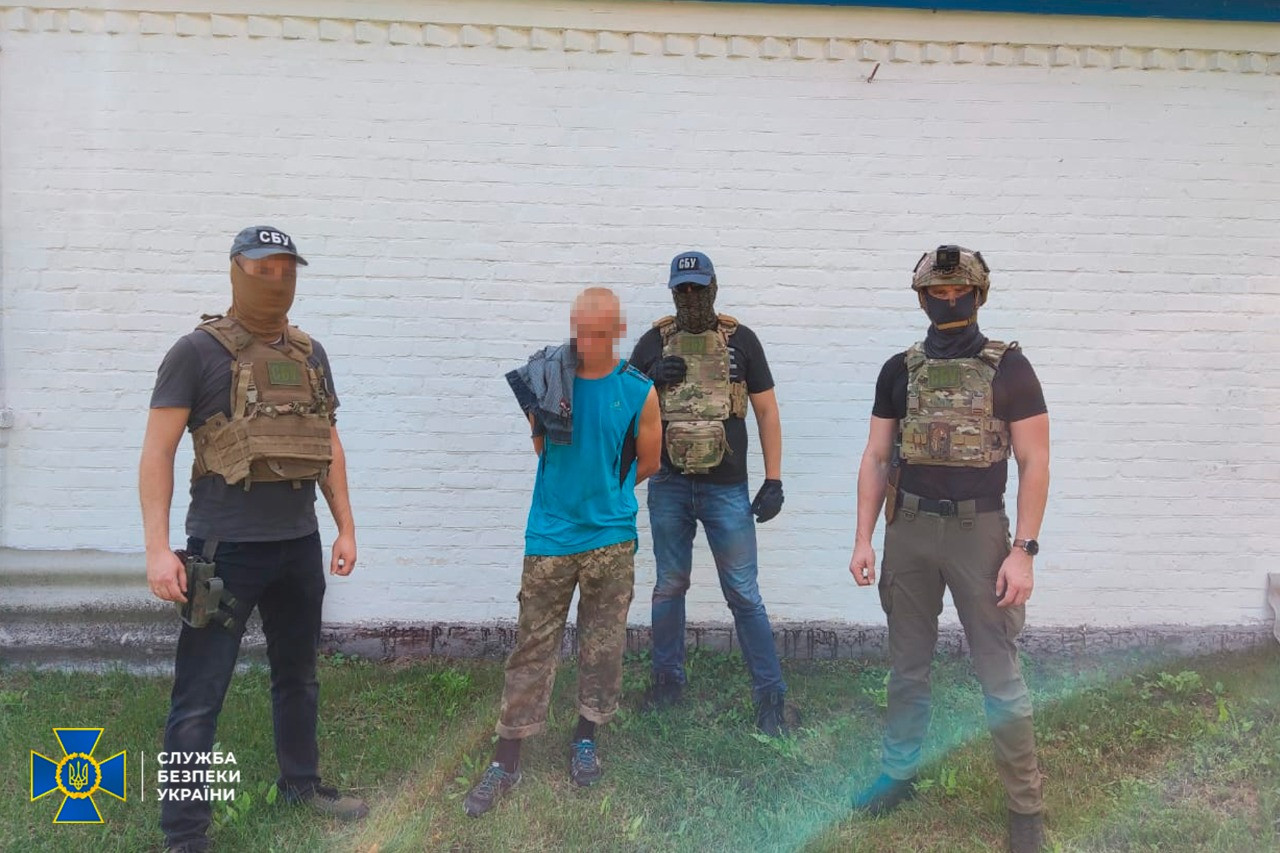 На Київщині викрили агентів РФ, які збирали дані про постачання зброї для ЗСУ.