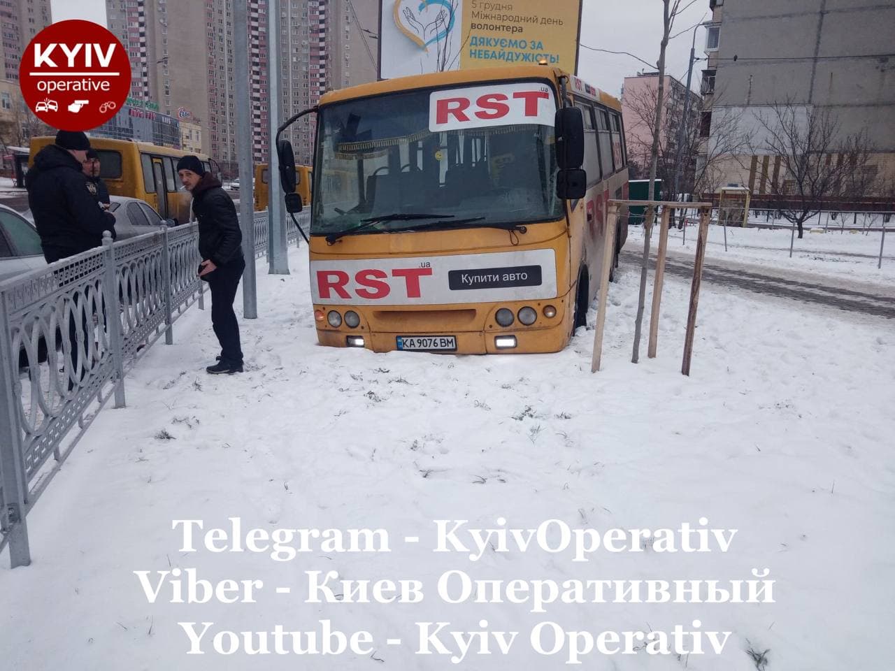 На Троещине автобус заехал на тротуар и застрял в сугробе