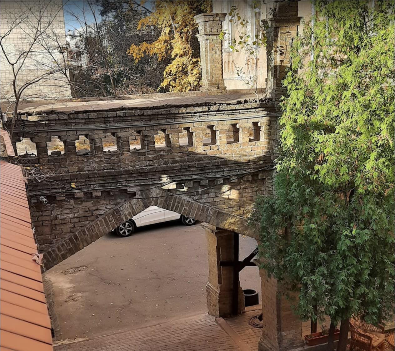 У Києві розбирають місток в унікальному "Замку доктора".