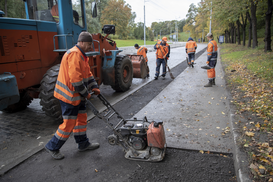 На Подольском спуске завершают ремонт дороги: когда возобновят движение.