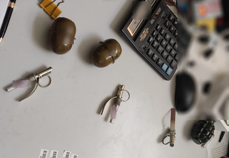 У Києві адміністратор ломбарду зберігав зброю і награбовані речі.