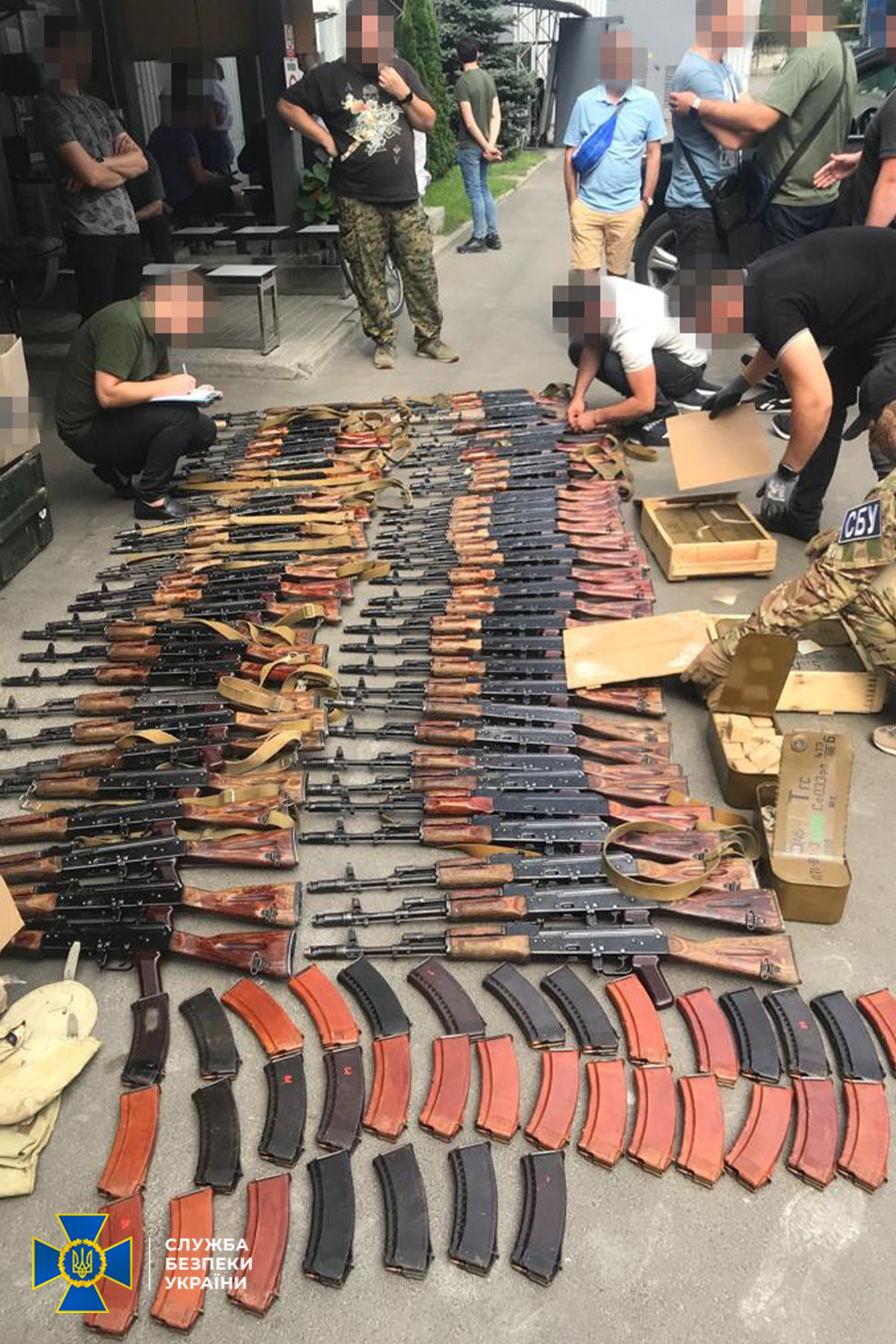 У Києві добробати незаконно зберігали зброю та боєприпаси.