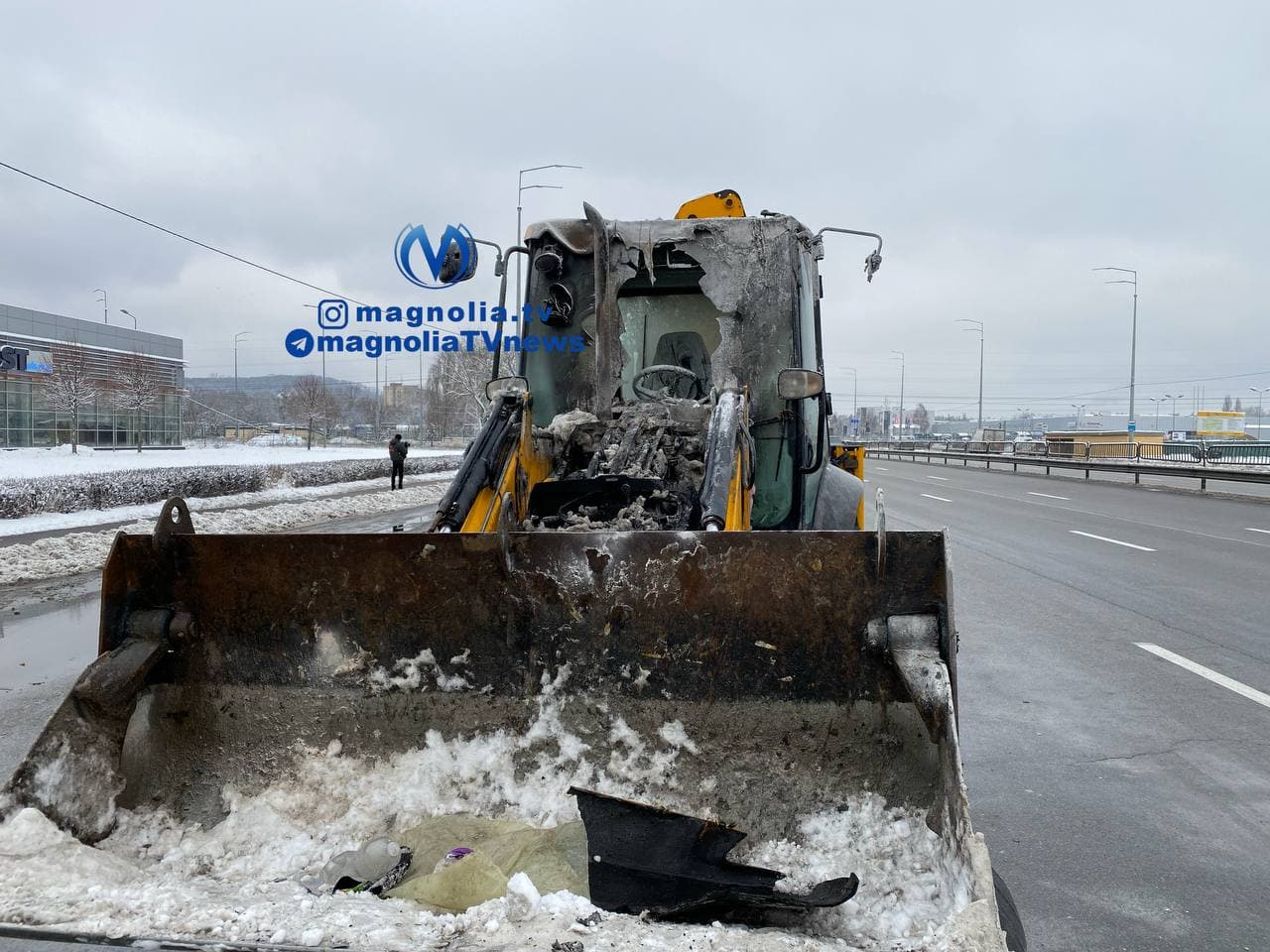 На Столичном шоссе во время движения загорелся трактор