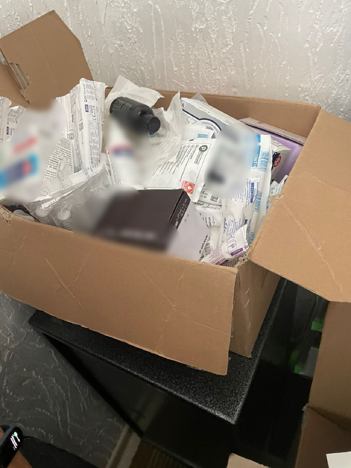 У Києві "благодійник" продавав гуманітарну допомогу, призначену для ЗСУ.