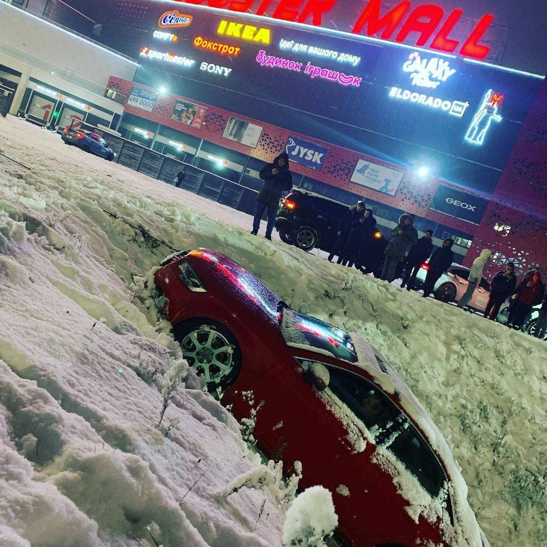 Возле ТРЦ "Блокбастер" автомобиль слетел с дороги