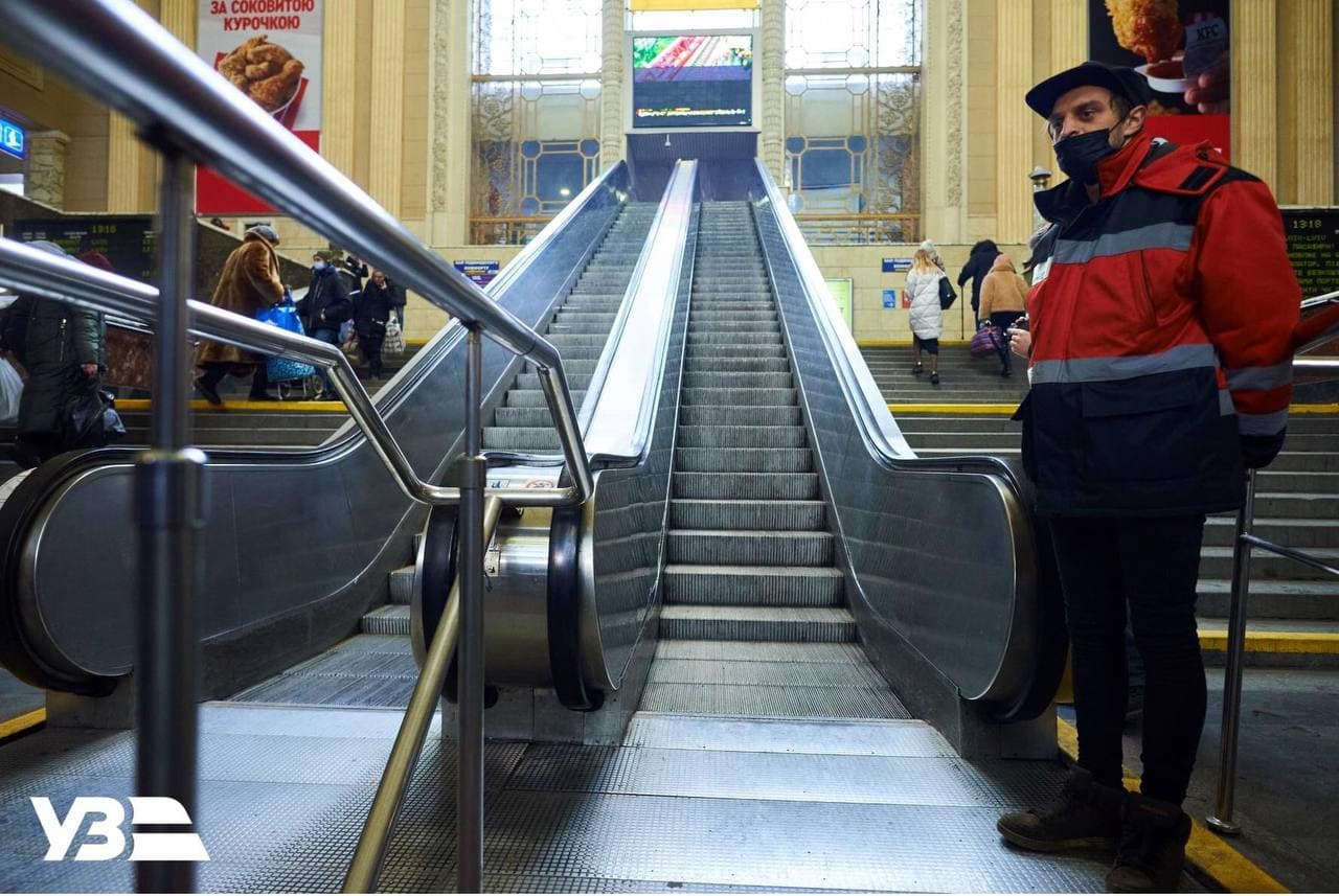 На Центральном ж/д вокзале демонтируют старый эскалатор.