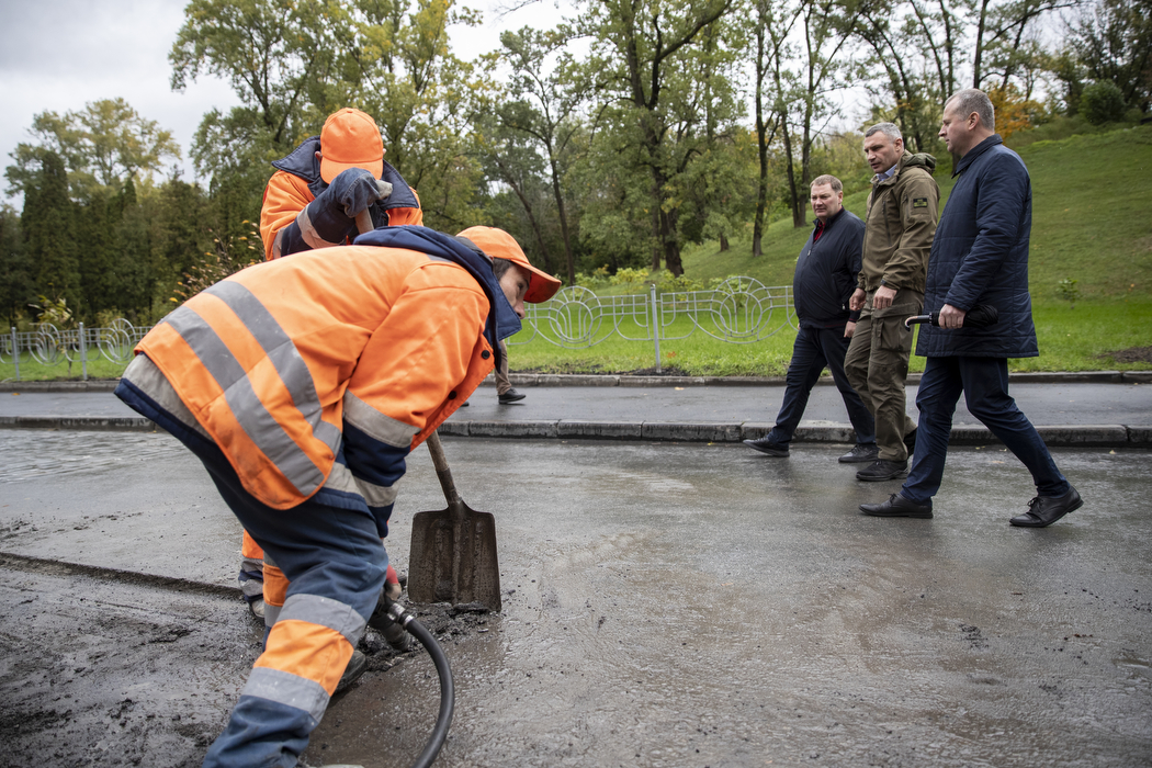 На Подольском спуске завершают ремонт дороги: когда возобновят движение.