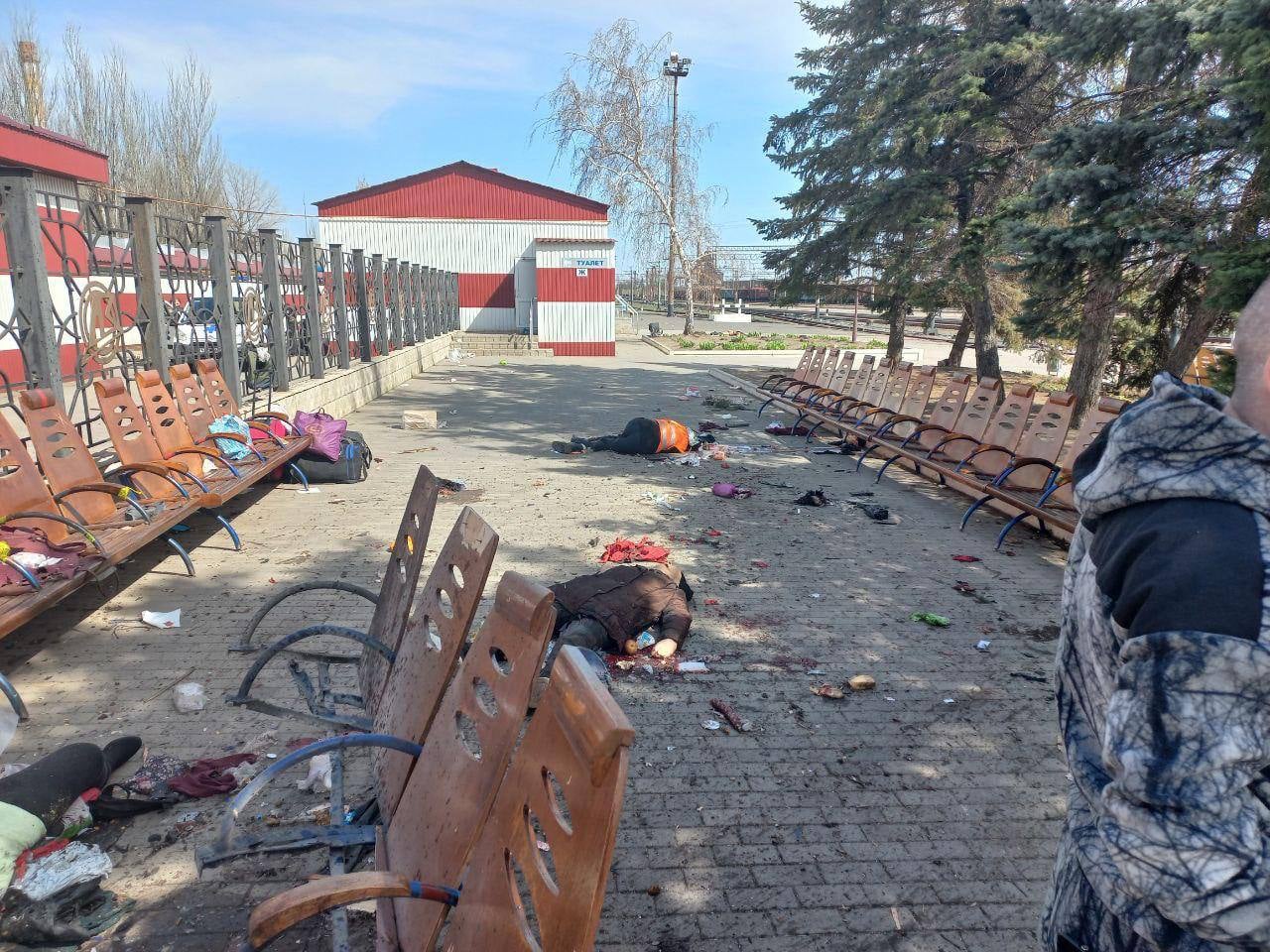 Російські війська завдали ракетного удару по вокзалу в Краматорську: є загиблі. || Фото: facebook.com/zelenskiy.official