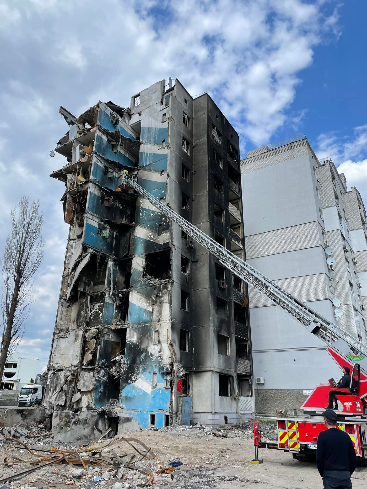 Разрушенный дом в Бородянке - на 7 этаже застрял кот, но его спасли - Киев  Vgorode.ua