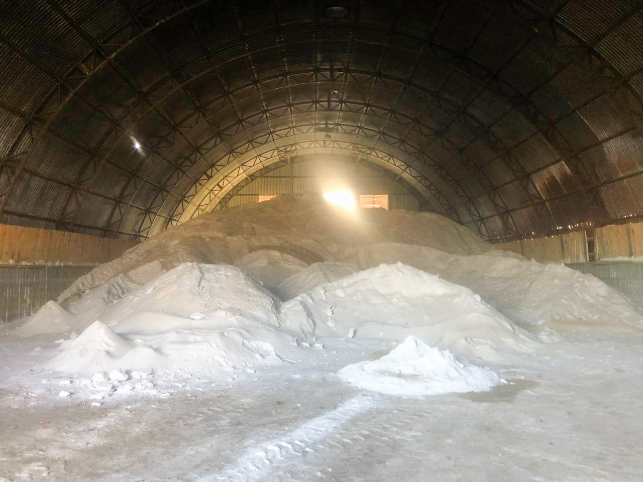 В Киеве на случай осадков дежурит снегоуборочная техника.