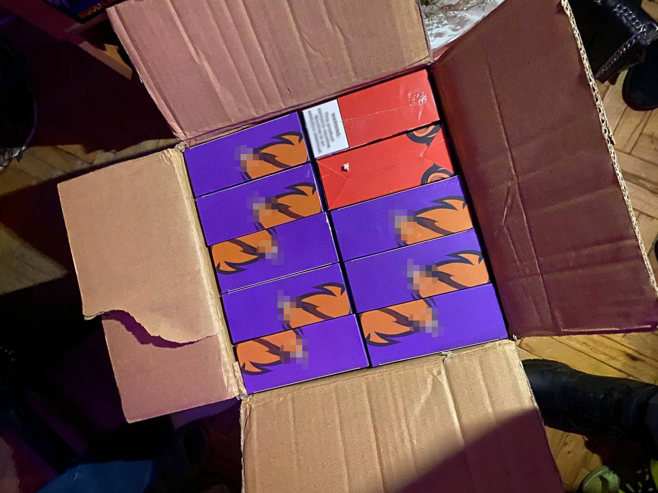 На Подолі молодий хлопець побив продавця електронних сигарет.