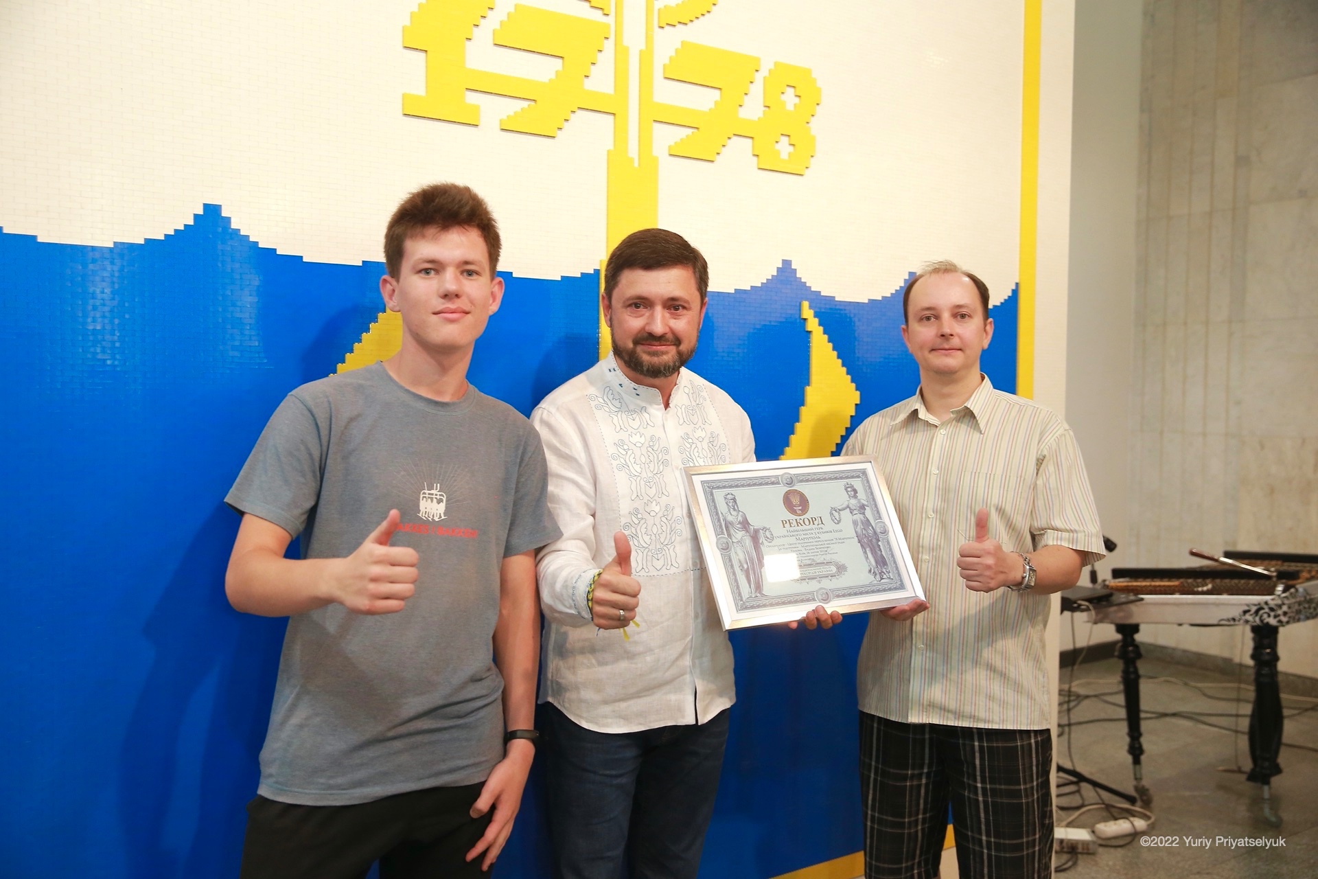 В Киеве был создан большой герб Мариуполя из конструктора Lego.