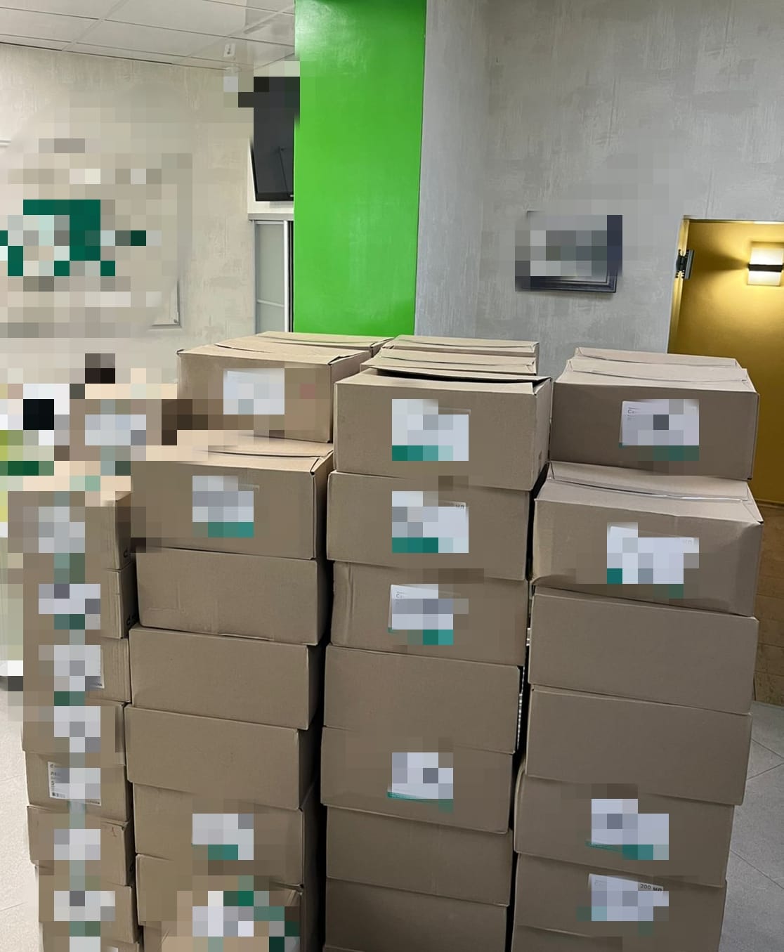 У Києві "благодійник" продавав гуманітарну допомогу, призначену для ЗСУ.