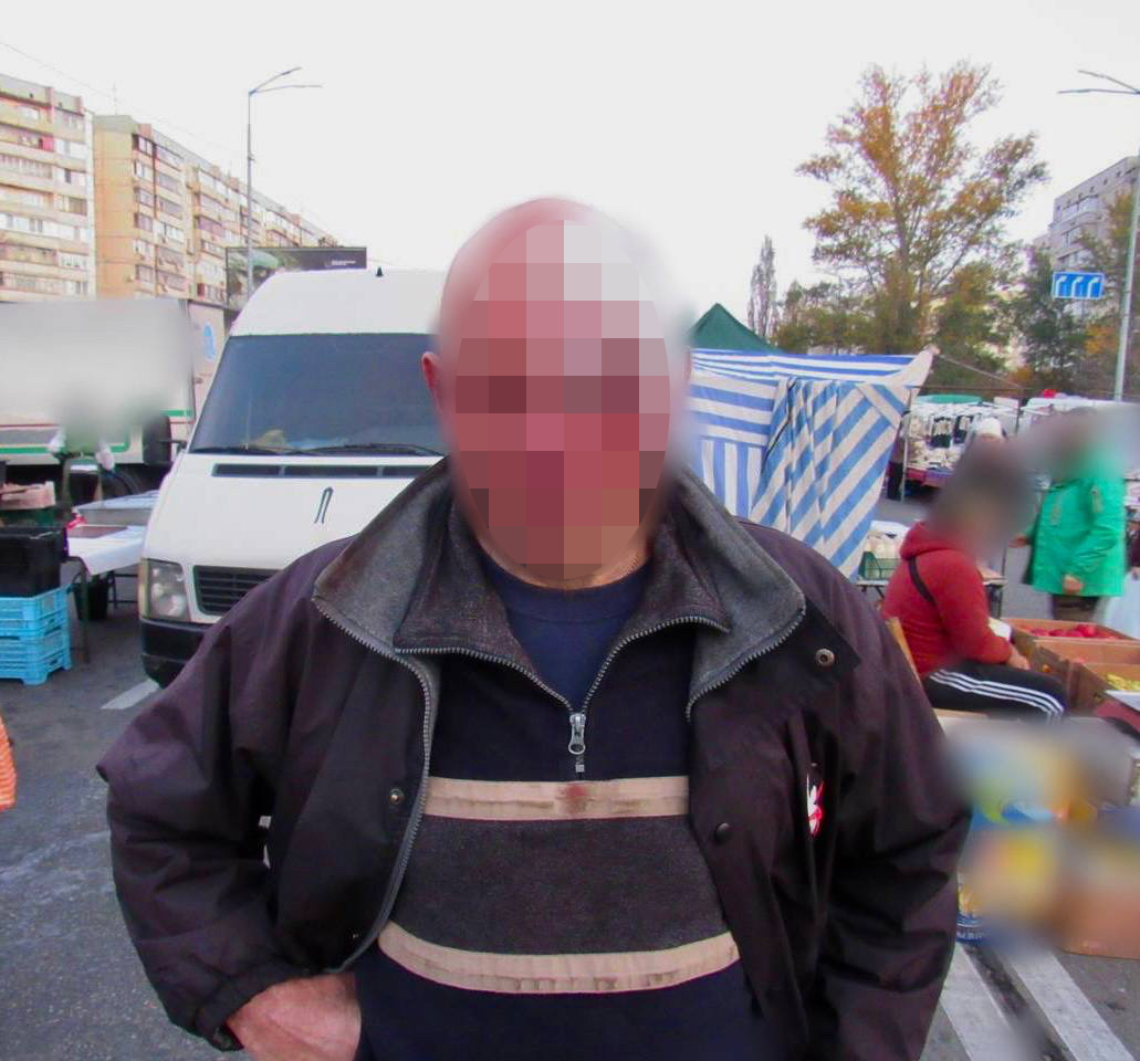 В Киеве мужчина порезал колеса на военном авто из-за белого креста на нем.